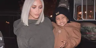Kim Kardashian memang terkenal sayang banget sama anak-anaknya. Ia bahkan seringkali mengurus anaknya sendiri. (instagram/kimkardashian)
