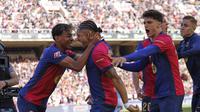 Pemain Barcelona merayakan gol yang dicetak oleh Raphinha ke gawang Celta Vigo dalam laga jornada 32 La Liga Spanyol di Estadi Olimpic Lluis Companys, Sabtu (19/4/2025). Barcelona menang 4-3 dalam laga yang berlangsung sengit. (AP Photo/Joan Monfort)