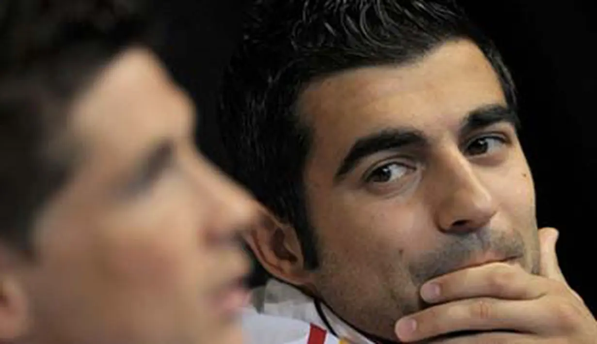 Bek Spanyol Raul Albiol (kanan) dan striker Fernando Torres di sesi konferensi pers di North West University Sports Village, Pochefstroom, 19 Juni 2010. AFP PHOTO / LLUIS GENE. 