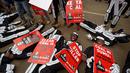 Aktivis lingkungan berdemonstrasi menentang rencana pemerintah untuk menambang batu bara dan membuka PLTU, Nairobi, Kenya, Selasa (5/6). Tambang batu bara akan dibuka di Kabupaten Lamu. (AP Photo/Ben Curtis)