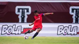 Pemain Jambe FC melepaskan tendangan saat melawan Kupang FC pada laga Liga AYO Bali 2019, di Stadion I Wayan Dipta, Gianyar, Bali, Minggu (30/6). Jambe FC menang 3-2 atas Kupang FC. (Dokumentasi Official)