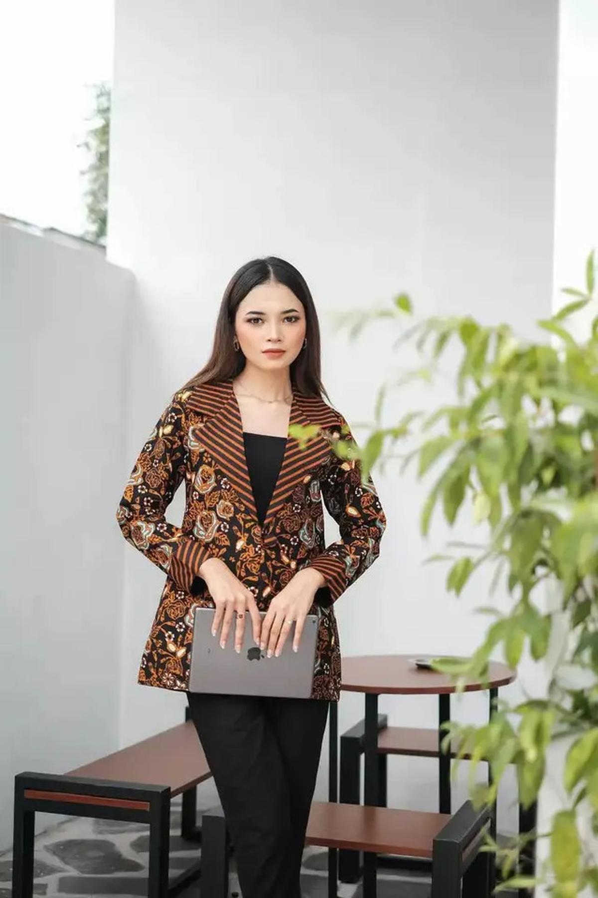 5 Inspirasi Model Jas Wanita Modern dan Elegan untuk April 2025