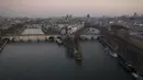 Pemandangan Ile de la Cite, salah satu dari dua pulau alami di tengah sungai Seine dan jembatan Pont Neuf di kota Paris pada 27 Februari 2019. Pulau ini berbentuk memanjang mirip sebuah kapal yang terapung di tengah sungai. (Eric Feferberg/AFP)