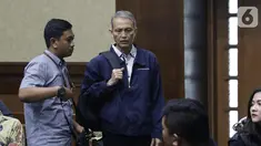 Terdakwa dugaan suap proyek pengadaan di lingkungan PT Krakatau Steel, Wisnu Kuncoro (tengah) usai sidang pembacaan tuntutan di Pengadilan Tipikor, Jakarta, Rabu (16/10/2019). Wisnu Kuncoro dituntut 2 tahun penjara denda Rp 100 juta subsider 3 bulan kurungan. (Liputan6.com/Helmi Fithriansyah)