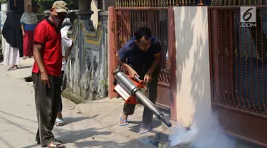 Warga melakukan pengasapan atau fogging di kawasan Kukusan, Depok, Jawa Barat, Senin (3/9). Pengasapan dilakukan guna mengurangi risiko penyakit demam berdarah akibat gigitan nyamuk aedes aegypti. (Liputan6.com/Immanuel Antonius)