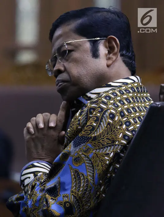 Terdakwa penerimaan suap terkait kerja sama pembangunan PLTU Riau-1, Idrus Marham saat sidang tuntutan di Pengadilan Tipikor, Jakarta, Kamis (21/3). Mantan Mensos itu dituntut hukuman 5 tahun penjara, denda Rp 300 juta. (Liputan6com/Helmi Fithriansyah)
