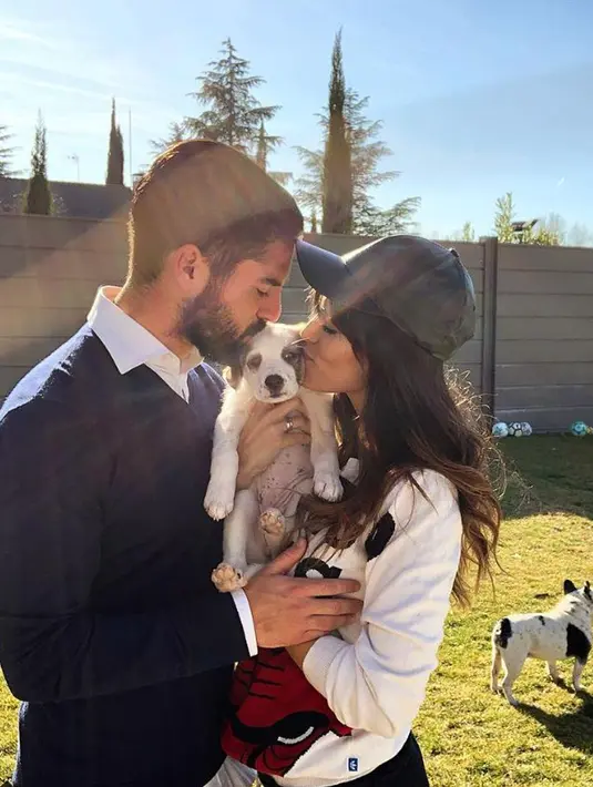 Isco dan Sara Salamo mencium seekor anjing. Isco Belum lama ini memposting foto Sara Salamo di salah satu akun media sosialnya. (Instagram/@sarasalamo)