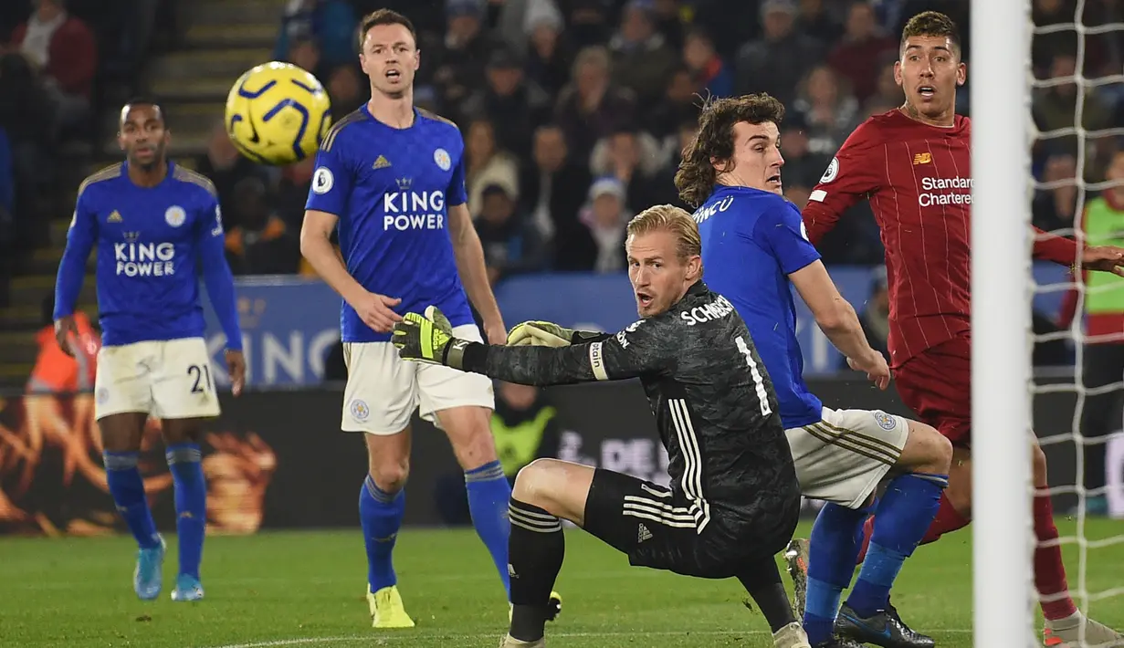 Pemain Liverpool Roberto Firmino (kanan) melihat percobaannya melebar dari gawang Leicester City pada pertandingan Liga Inggris di King Power Stadium, Leicester, Inggris, Kamis (26/12/2019). Liverpool menang 4-0. (Oli SCARFF/AFP)
