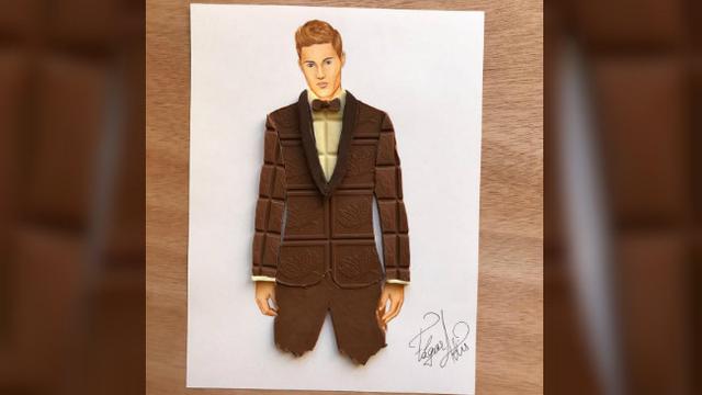 Seorang perancang busana memberi sentuhan kreatif dengan menambahkan makanan-makanan tertentu pada sketsa baju yang dibuatnya.