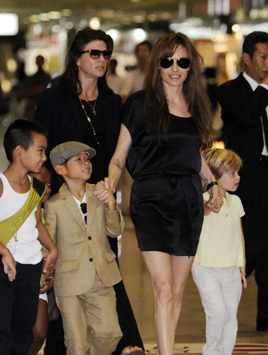 Tak bisa urus sendiri, Jolie pun meminta bantuan orang-orang terdekatnya dan sanak saudara. Termasuk saudara lelakinya, James Haven. Kabarnya, saat ini keenam anak mereka lebih sering menghabiskan waktu bersama Haven. (AFP/Bintang.com)