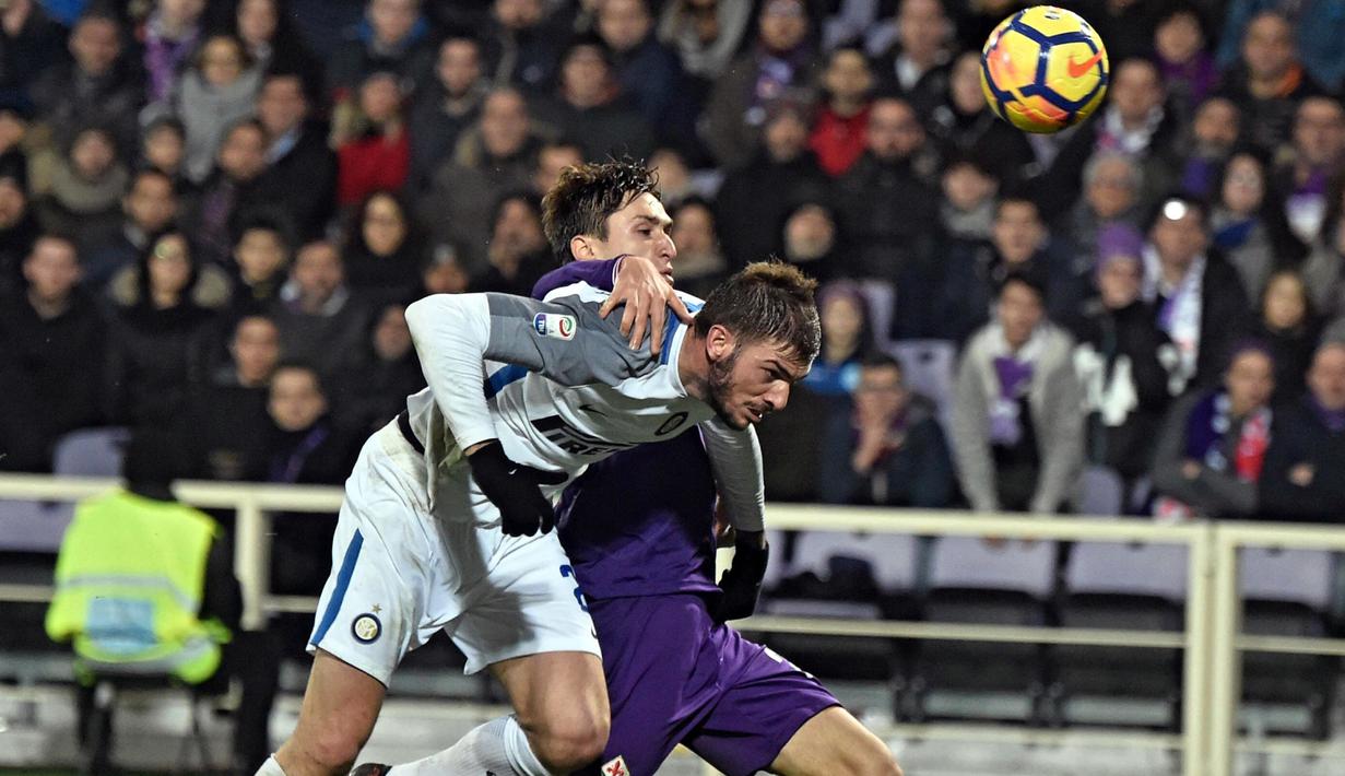 Duel pemain Fiorentina, Federico Chiesa dan pemain Inter Milan, Davide Santon pada laga Serie A di Artemio Franchi Stadium, Florence, (5/1/2018). Inter bermain imbang 1-1 dengan Fiorentina. (Maurizio Degl'Innocenti/ANSA via AP)