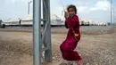 Seorang bocah bermain ayunan di kamp penampungan di Hammam al-Alil, Irak, Rabu (3/5). Pengungsi di kamp ini adalah warga Irak yang menyelamatkan diri dari ISIS di Mosul Barat. (AFP PHOTO / FADEL SENNA)