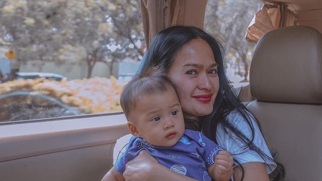 Penuh Kasih Sayang, Ini 7 Potret Seleb Tanah Air saat Mengasuh Cucu