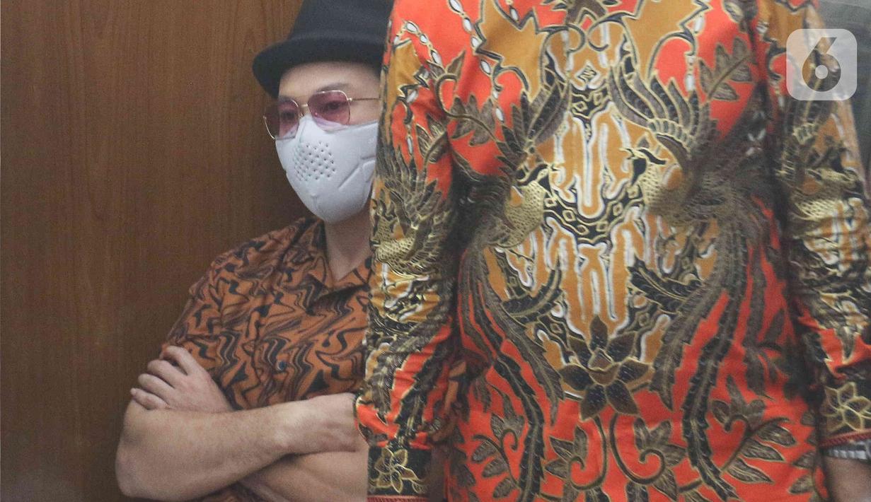 Denny Sumargo menjadi saksi di Pengadilan Negeri Jakarta Selatan, Kamis (7/7/2022). Dalam sidang tersebut, Denny Sumargo terlihat mengenakan kemeja batik lengan pendek serta kacamata yang menjadi ciri khasnya. (Liputan6.com/Herman Zakharia)