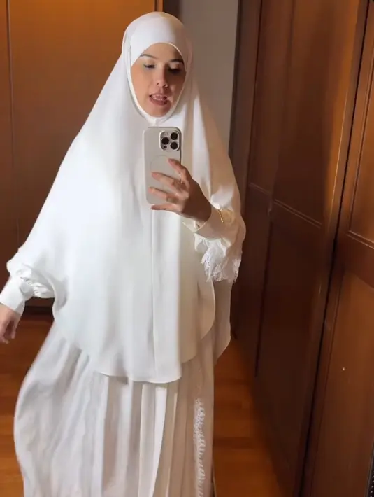 Annisa Pohan menjelaskan bahwa gamis ini tetap menampilkan aksen-aksen pakaian dan bisa digunakan untuk salat. Saat Hari Raya Idul Fitri, cukup menambahkan atasan tanpa perlu mengganti pakaian. Ia juga menambahkan bahwa gamis ini praktis untuk digunakan saat umrah atau haji karena memudahkan ibadah salat. (Liputan6.com/IG/@annisayudhoyono)