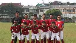 Pemain Indonesia U16 melakukan pemanasan jelang lawan Jepang U16 di Lapangan Padepokan Voli Indonesia, Sentul, Bogor. Selasa (15/4)