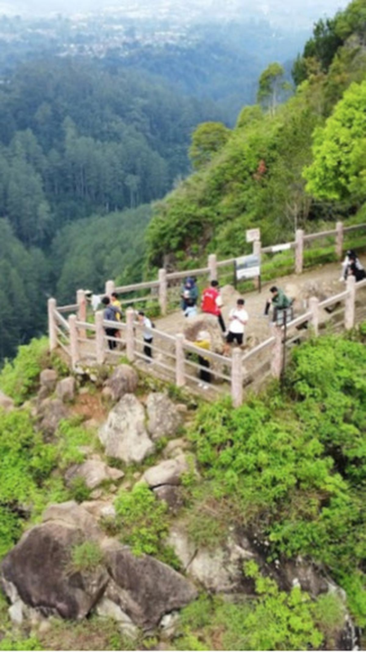 2. Tebing Keraton<br>