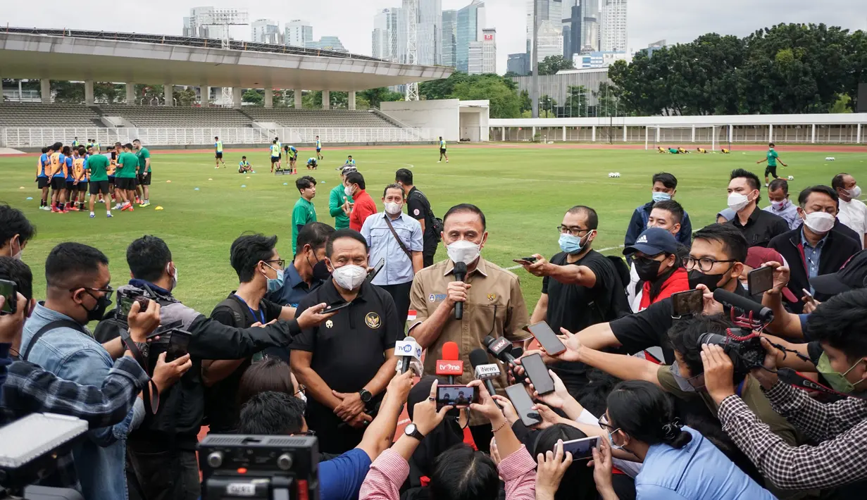 Latihan tersebut juga dihadiri langsung oleh Ketua Umum PSSI, Mochamad Iriawan dan Kemenpora Zainudin Amali. Pria yang biasa disapa Iwan Bule tersebut juga menyampaikan apresiasi atas dukungan penuh kepada pemerintah.(Bola.com/Bagaskara Lazuardi)
