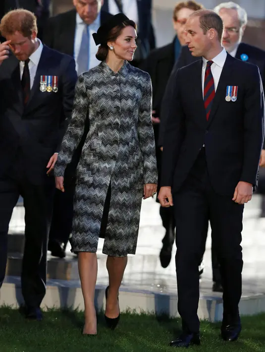 Kate Middleton bersama suaminya Pangeran William usai menghadiri peringatan Thiepval menjelang 100 tahun Pertempuran Somme di Prancis, (30/6).  Pada 1 Juli 2016 menandai 100 tahun Pertempuran Somme yang menewaskan 1,25 juta orang. (REUTERS/Phil Noble)