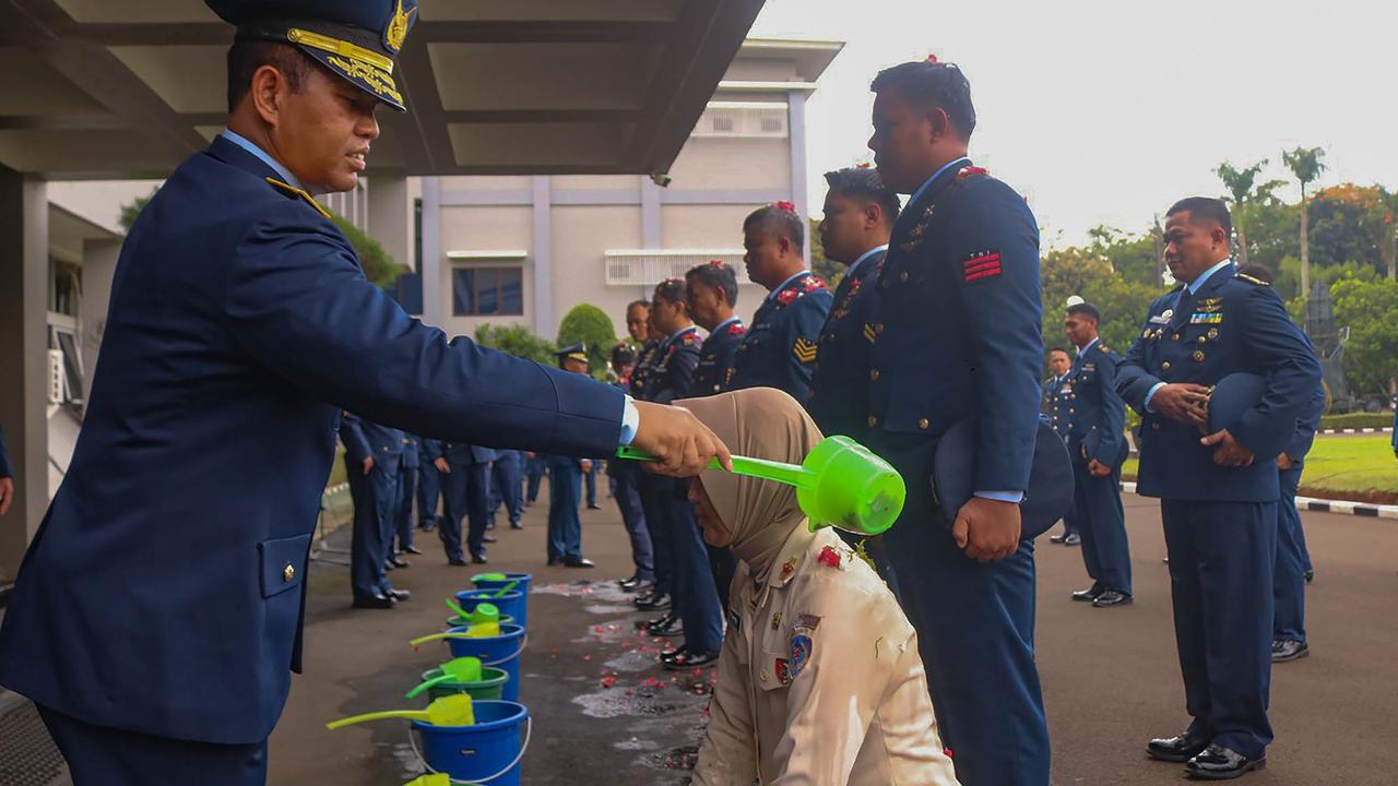 FOTO: Tradisi Mandi Kembang Warnai Kenaikan Pangkat di Koopsudnas