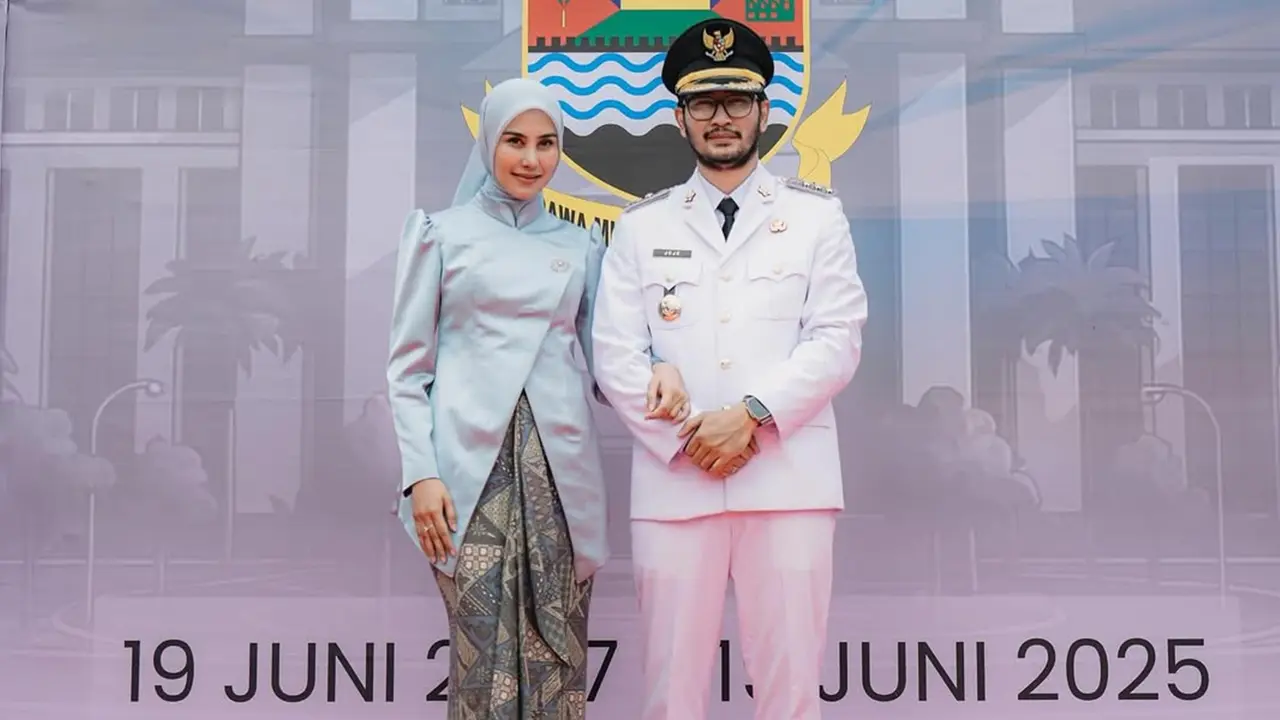 6 Potret Detail Kebaya Modern Syahnaz Sadiqah di Hari Jadi ke-18 Kab. Bandung Barat