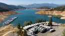 Danau Shasta seluas 12.000 hektar ini merupakan waduk terbesar di California, yang dipegang oleh Shasta Dam raksasa, bendungan terbesar kedua di Amerika Serikat setelah Grand Coulee . (JOSH EDELSON / AFP)