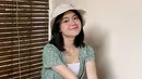 Sudah populer di kalangan gamers, Kayes beberapa kali menjalani berbagai pemotretan. Dalam pemotretannya ini ia pun terlihat tampil beda. Seperti saat mengenakan gaun putih bak seorang princess. (Liputan6.com/IG/@ewkharis)