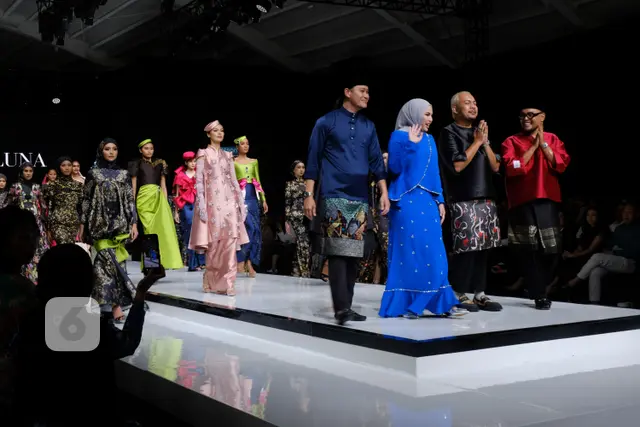 Koleksi baju Lebaran jenama fesyen Malaysia, SETH&LUNA, di opening show Garis Poetih Raya Festival 2025 di Jakarta Selatan, 16 Januari 2025. (Liputan6.com/Asnida Riani)