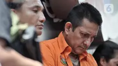 Ekspresi artis Ibrahim Salahuddin atau Ibra Azhari saat dihadirkan dalam rilis kasus narkoba di Gedung Direktorat Narkoba Polda Metro Jaya, Jakarta, Senin (23/12/2019). Polda Metro Jaya meringkus Ibra Azhari di kediamannya di kawasan Pejaten pada 21 Desember 2019. (merdeka.com/Iqbal Nugroho)