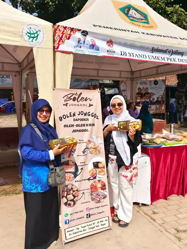 Neneng Nurhayati Jamilah Saat Membawa Bolen Jonggol Mengikuti Bazar