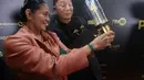 Christine Hakim berswafoto bersama Ringgo Agus Rahman pada malam penganugerahan di Taman Ismail Marzuki (TIM) Jakarta pada Kamis (20/11/2025) malam. Christine Hakim menyabet penghargaan bergengsi ini berkat akting memukaunya dalam Pangku. Sementara Ringgo Agus Rahman menyabet penghargaan bergengsi ini berkat akting memukaunya dalam film Panggil Aku Ayah. (Kapanlagi.com/Budy Santoso)