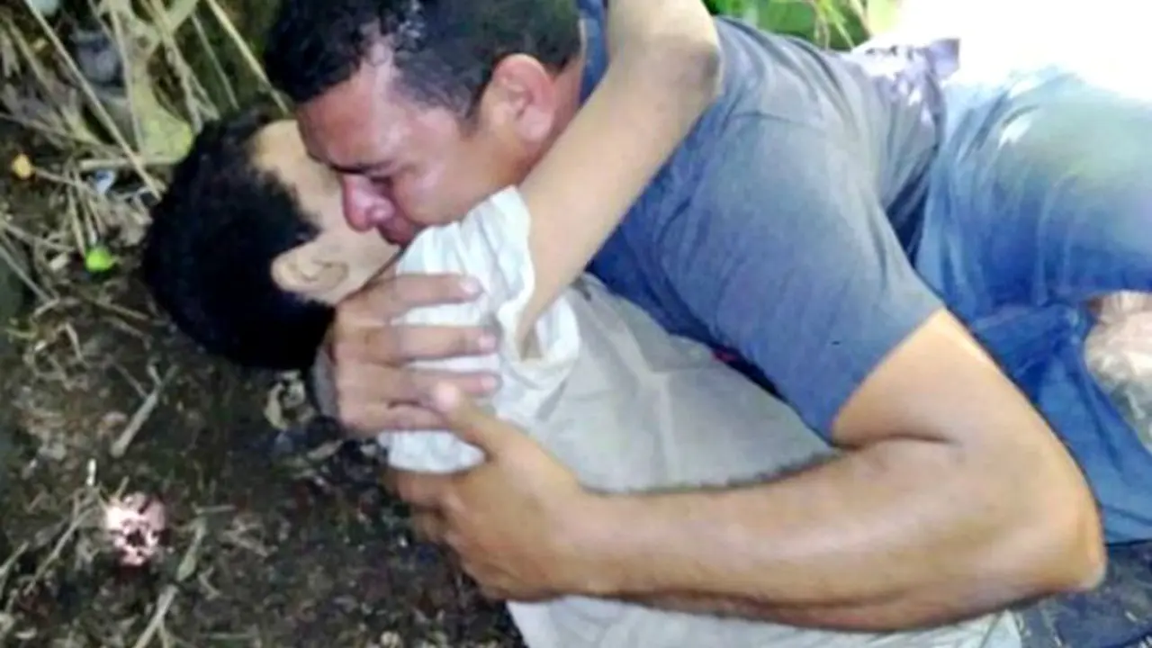 Menolak Membunuh, Bocah Ini Dilempar dari Jembatan