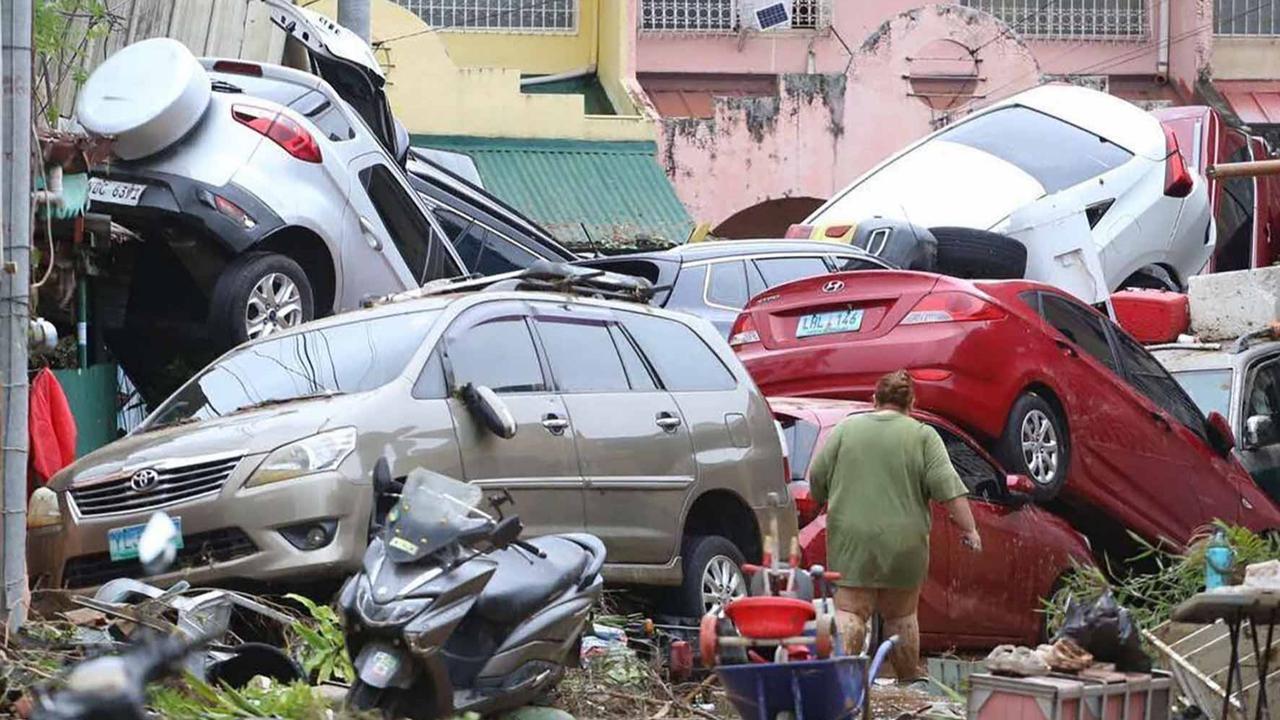 FOTO: Terjangan Topan Kalmaegi, Mobil-Mobil di Cebu Bertumpuk Seperti Mainan