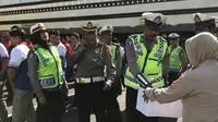 Aksi gotong dus personil Polrestabes Makassar untuk gempa Palu (Humas Polrestabes Makassar? Eka Hakim)
