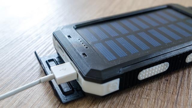 Ilustrasi ngecas HP, baterai HP