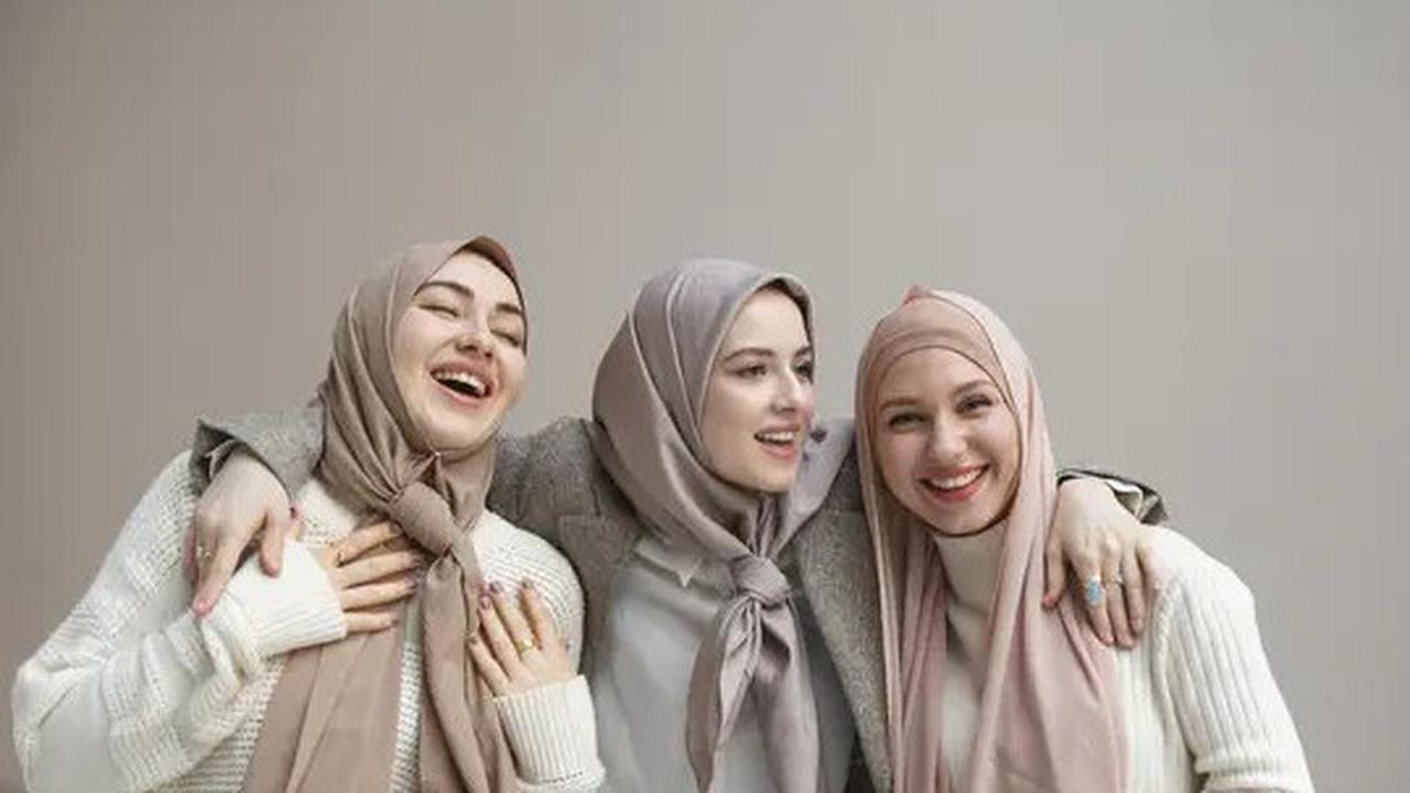 6 Rekomendasi Warna Hijab 2025 yang Bikin Wajah Semakin Glowing, Coba Yuk!