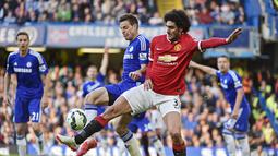 Marouane Fellaini beradu bola dengan Cesar Azpilicueta 