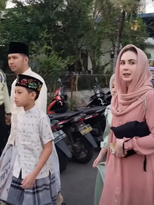 Arumi Bachsin tampil dengan tunik polos saat salat Idul Adha bernuansa pink pastel. Dipadukan dengan kerudung yang senada dengan celana putih [@arumibachsin94]