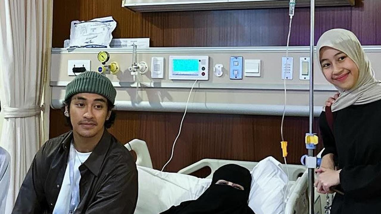 Ummi Pipik Diinfus Terbaring di Rumah Sakit, Pasangan Pengantin Baru Bikin Salfok
