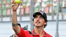 Pembalap Italia dari Ducati Lenovo Team, Francesco Bagnaia, bermain kriket di lintasan menjelang Grand Prix MotoGP India di Sirkuit Internasional Buddh, Greater Noida, di pinggiran New Delhi, pada 21 September 2023. (Money SHARMA/AFP)
