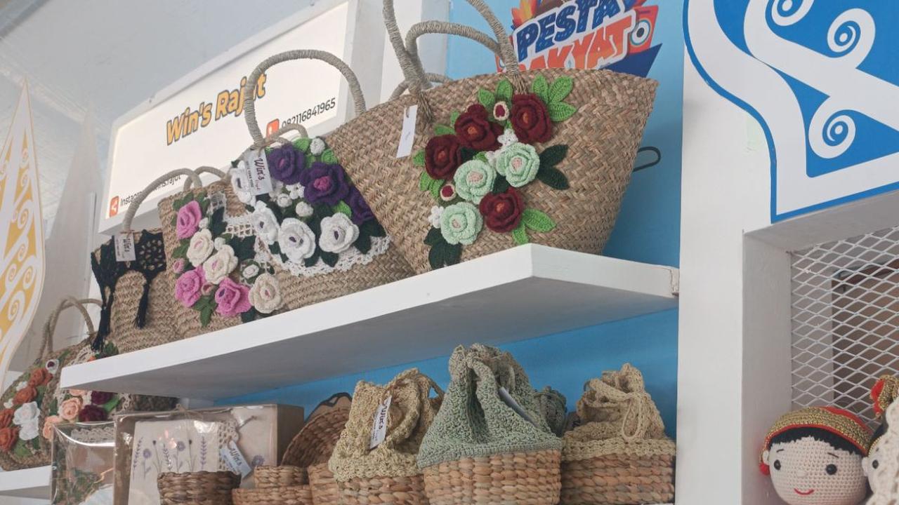 Tanaman gulma sejenis mendong dan enceng gondok dapat disulap menjadi produk estetik dan khas.
