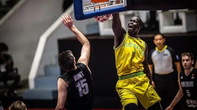 Aksi pemain Australia Thon Maker di semifinal FIBA Asia Cup 2022