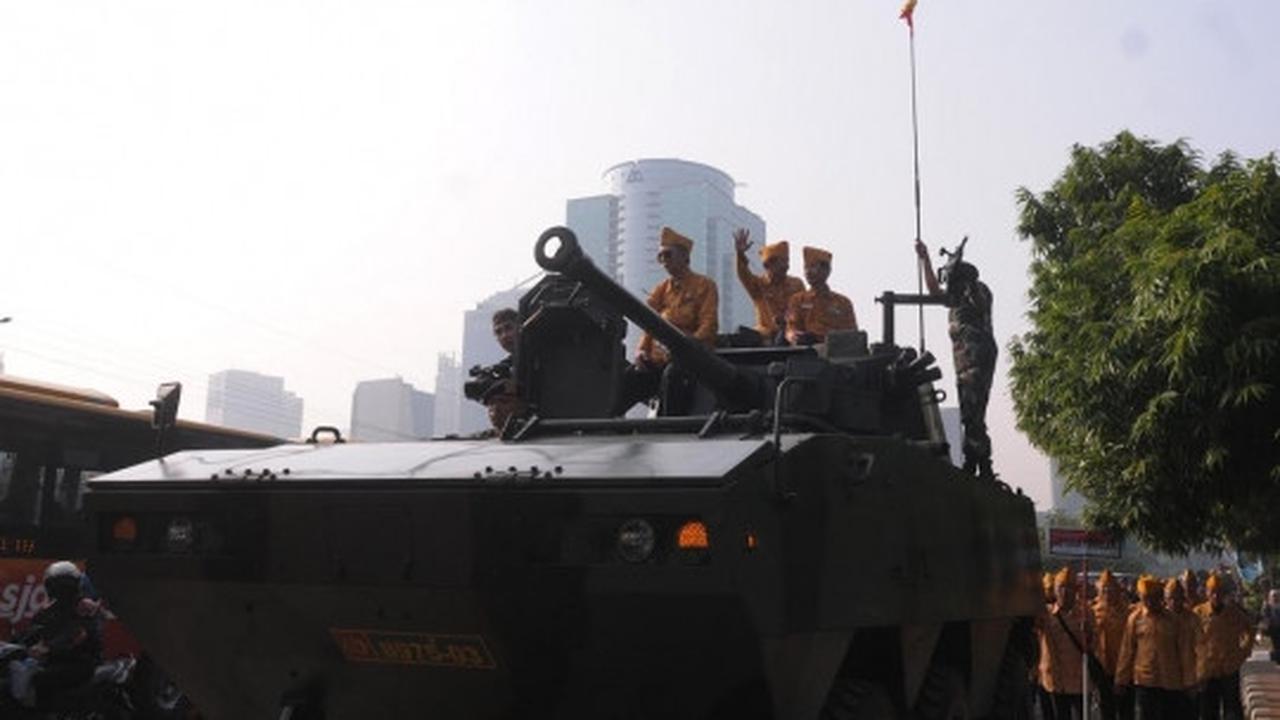 Semarak pawai Hari Veteran, bekas pejuang bawa bambu runcing