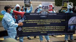 Massa Indonesia Anti Nuklir Fukushima menggelar aksi di depan Kedutaan Besar Jepang, Jakarta, Selasa (8/6/2021). Aksi yang sekaligus memperingati Hari Laut Sedunia ini menolak pembuangan limbah nuklir Fukushima di lautan yang akan dilakukan oleh pemerintah Jepang. (Liputan6.com/Faizal Fanani)
