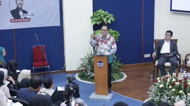 Kepala Eksekutif Pengawas Perbankan OJK Dian Ediana Rae dalam kegiatan OJK Mengajar di Fakulitas Ekonomi dan Bisnis (FEB) Universitas Islam Negeri (UIN) Syarif Hidayatullah Jakarta, Senin (6/11/2023). (Dok OJK)