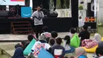 Pengunjung menikmati acara Gebyar Ekraf di Bogor Creative Center, Kota Bogor, Minggu (11/12/2022). Gebyar Ekonomi Kreatif menjadi sarana masyarakat mengeksplor produk kreatif dan melihat karya seniman lokal asal Bogor. (Liputan6.com/Magang/Aida Nuralifa)