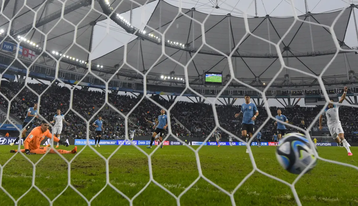 Pemain Inggris U-20, Alfie Devine (ketiga kiri) mencetak gol ke gawang Uruguay U-20 pada pada lanjutan Grup E Piala Dunia U-20 2023 di Estadio Ciudad de La Plata, Argentina, Jumat (26/05/2023) WIB. Laga dimenangkan oleh Inggris dengan skor 3-2. (AP Photo/Gustavo Garello)