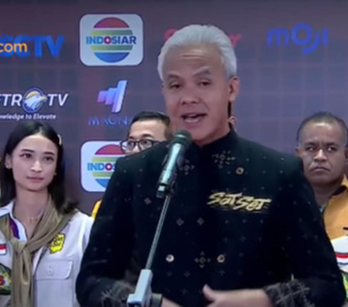 Dikatakan, pasangan calon nomor urut 03 ini mengenakan pakaian yang terbuat dari kapas. Pakaian ini pun juga asli buatan masyarakat Indonesia.<br>