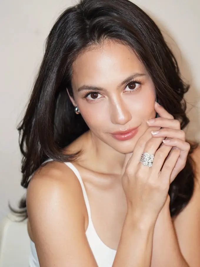 Pancarkan Kecantikan yang Tak Lekang oleh Waktu, Gaya Pevita Pearce Dipulas Makeup Natural Flawless yang Bikin Pangling