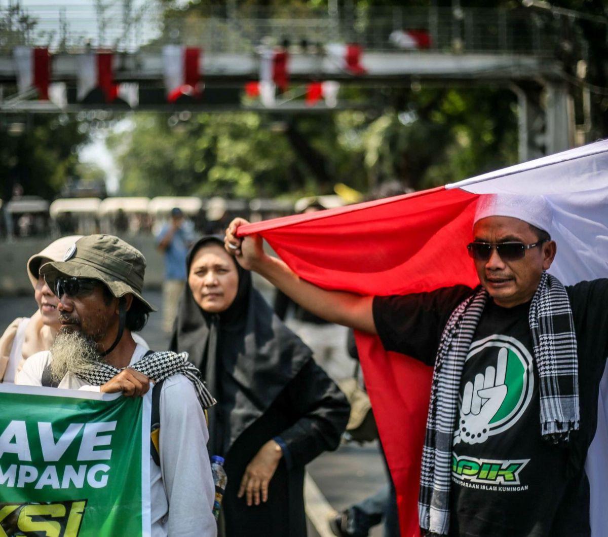 Dari lapangan terpantau ratusan demonstran berkumpul tepat di depan Patung Kuda . <br><br>Mereka terlihat bersiap menggelar 'Aksi 209 Bela Rempang' dengan membentangkan sejumlah poster hingga spanduk.